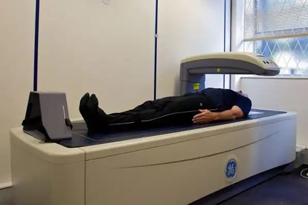一名男子正在接受双能X线吸收法(DEXA)扫描,这是一种黄金标准的体成分测量方法。