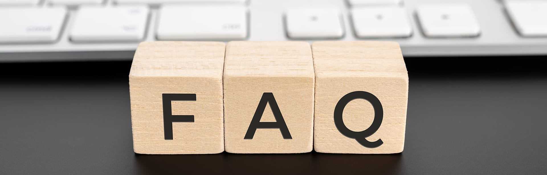 木块上清晰地拼出“FAQ”字样,代表iBodyinfo为开发者提供的关于BIA测量模块与解决方案的常见问题解答。
